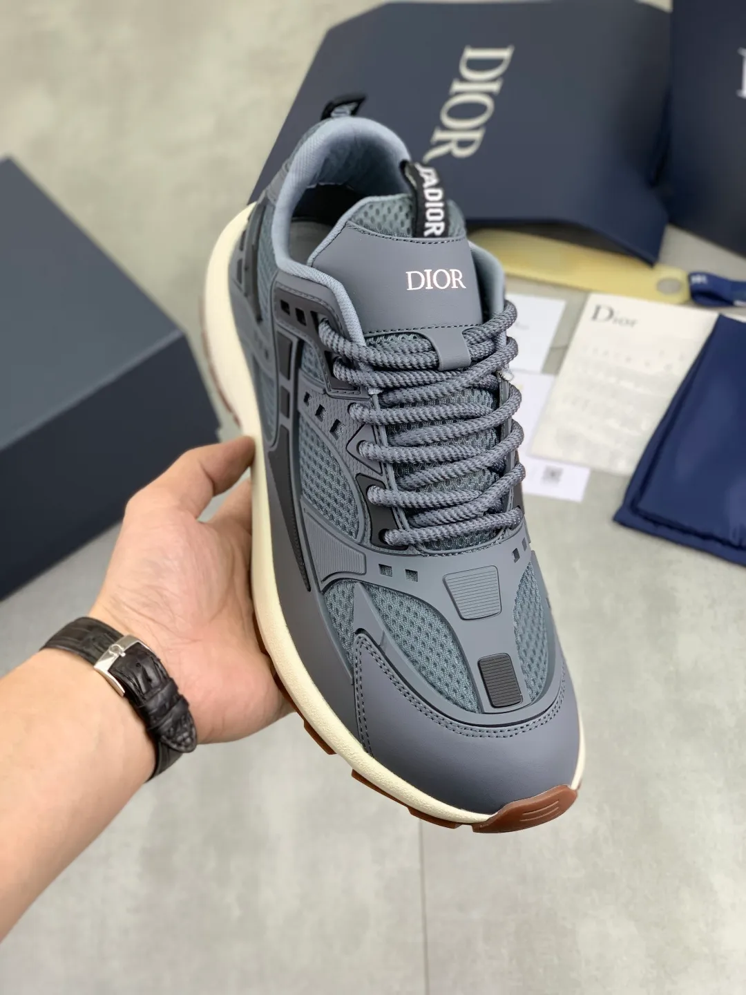 Men's Men's Shoes P600💰💎💎💎Top quality DIOR men's low-top sneakers series Newly launched this season, this low-top sneaker is one of the flagship styles of the series. Crafted from cowhide leather uppers combined with mesh and white technical fabric, it's finished with reflective graphic logos. Featuring logos on the heel and tongue, the extra-light sculpted rubber sole with signature embellishments enhances style, and internal stretch details create an ideal comfort fit that pairs well with a variety of casual looks. Shows fashionable and modern sports style Size:39-45 (38 46 customized)